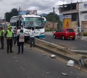 bus-estrellado-contra-poste-